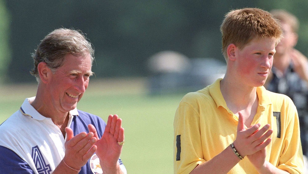 Il principe Carlo e un giovane principe Harry che applaudono 