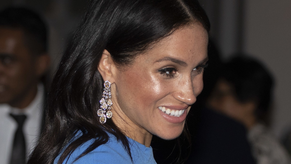 Meghan Markle indossa orecchini