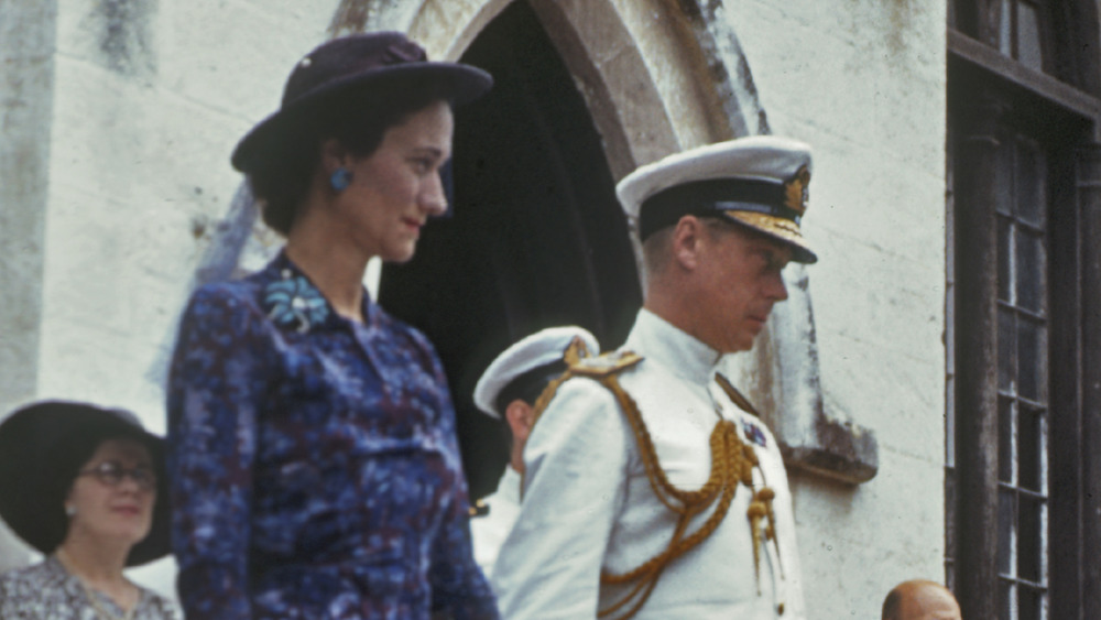 Wallis Simpson e King Edward VIII all'esterno