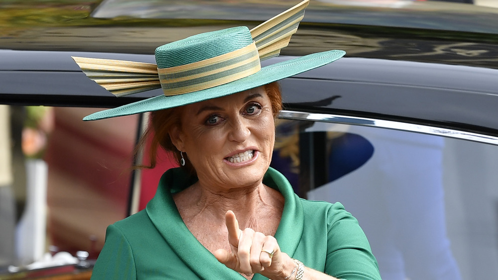 Sarah Ferguson che punta il dito