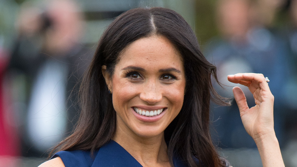 Meghan Markle sorride a un evento