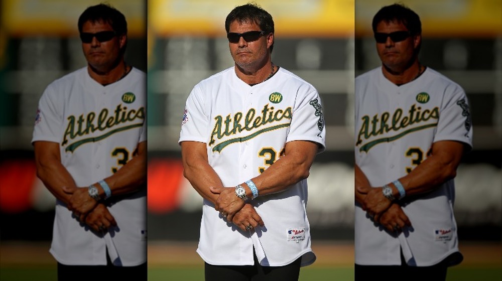 Jose Canseco posa in campo nel 2014