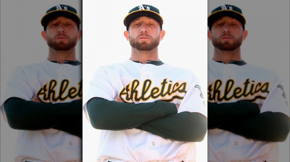 Dallas Braden posa in campo nel 2012