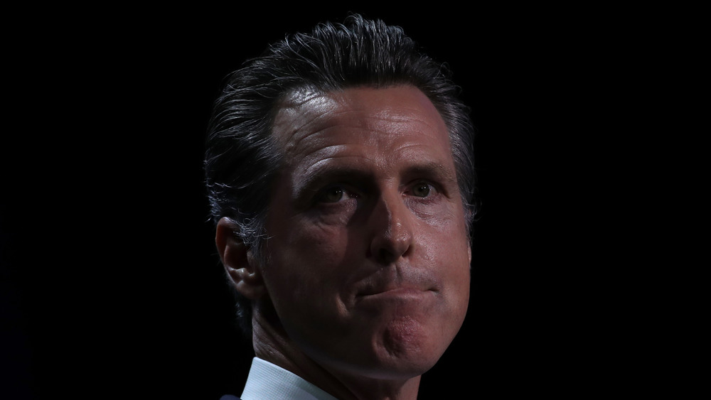 Gavin Newsom si morde il labbro