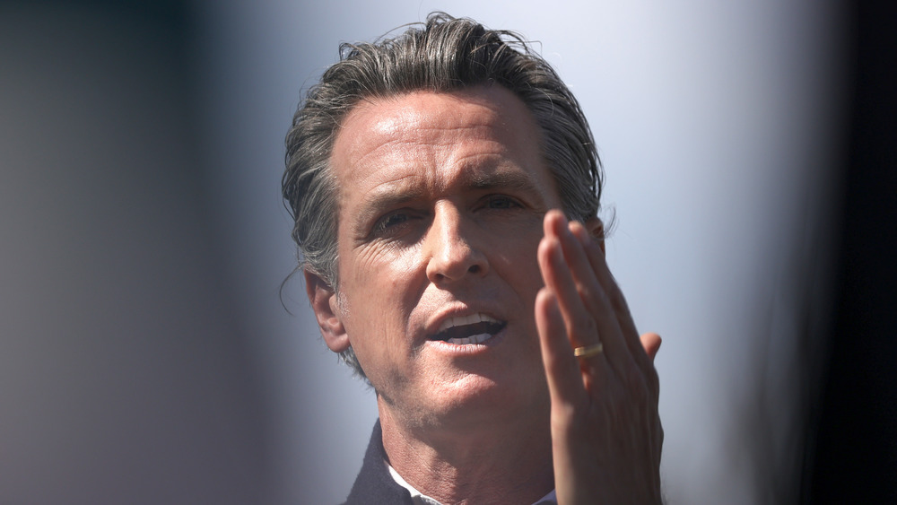 Gavin Newsom agitando la mano