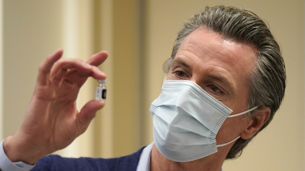 Gavin Newsom indossa una maschera COVID