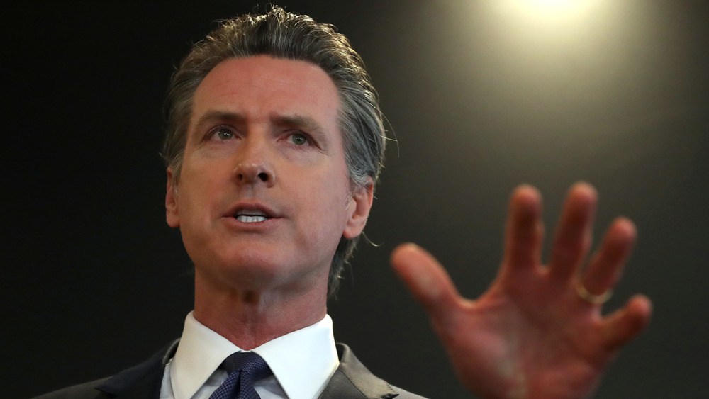 Gavin Newsom agitando la mano