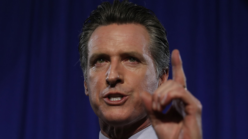 Gavin Newsom faccia seria