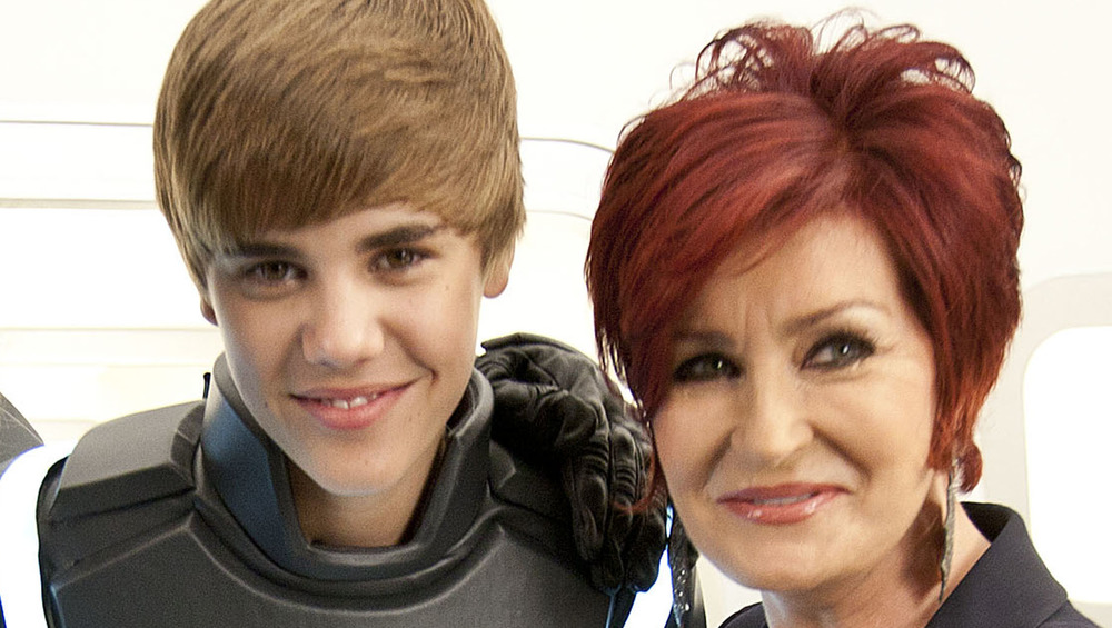 Justin Bieber e Sharon Osbourne sorridono  