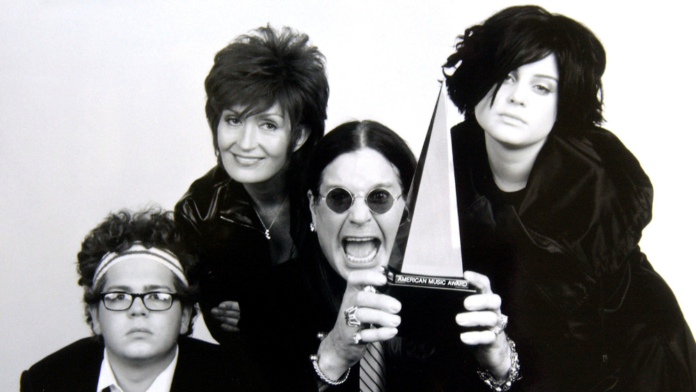 Sharon, Ozzy, Jack e Kelly Osbourne in posa agli American Music Awards 