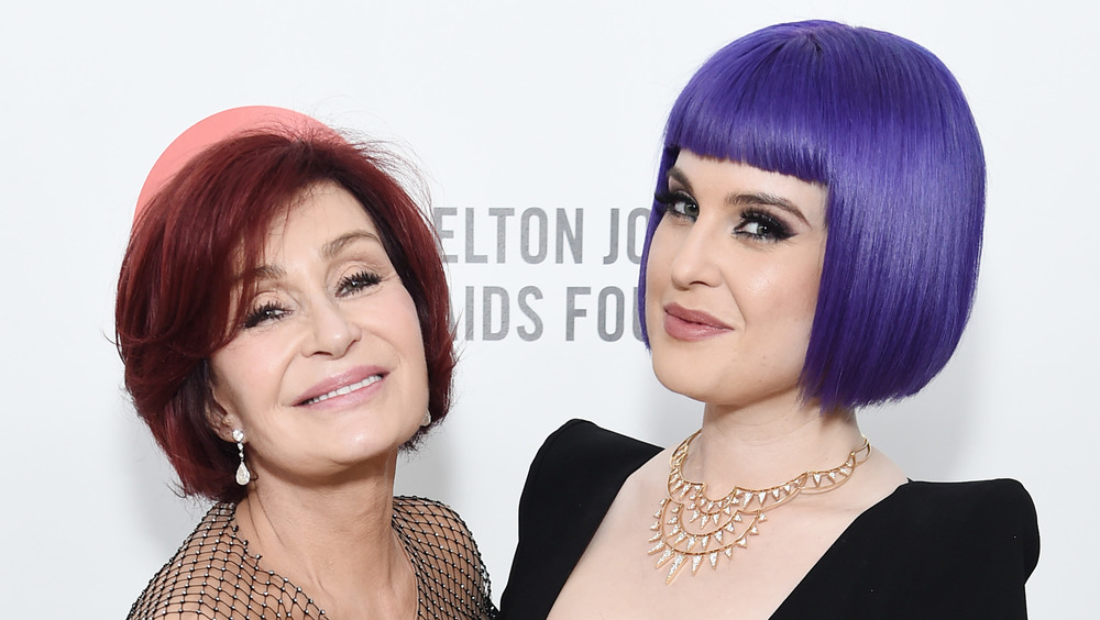 Sharon e Kelly Osbourne sorridono 