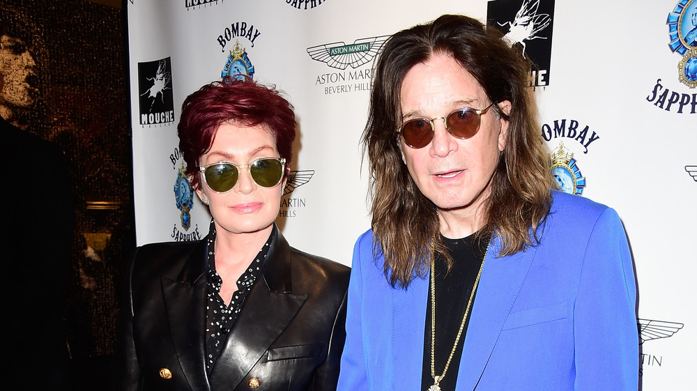 Sharon e Ozzy Osbourne indossano occhiali da sole sul tappeto rosso 