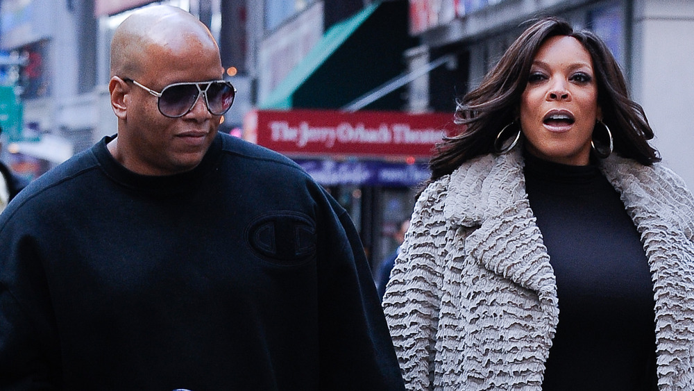 Kevin Hunter e Wendy Williams camminano