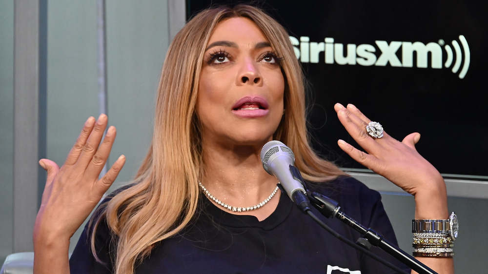 Wendy Williams con le mani alzate