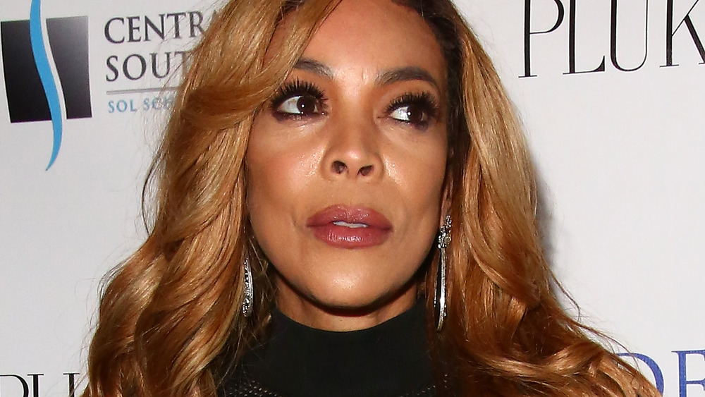 Wendy Williams distoglie lo sguardo