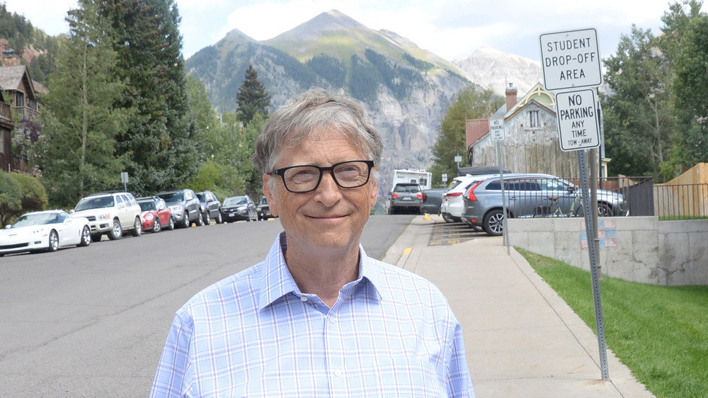 Bill Gates in piedi fuori