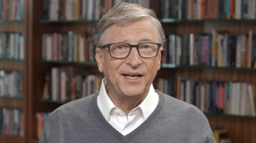 Bill Gates davanti ai libri