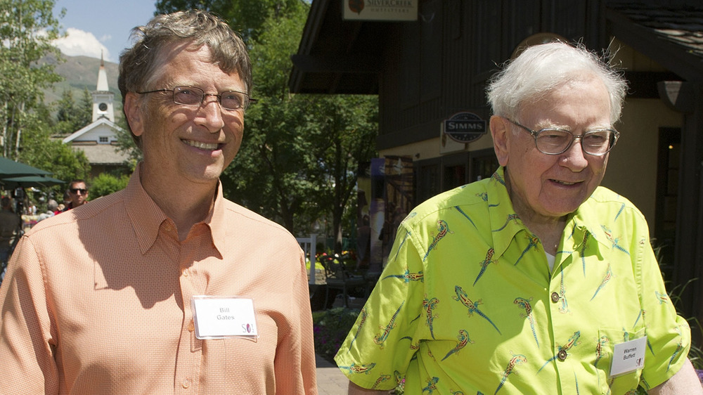 Bill Gates e Warren Buffett in camicie sgargianti