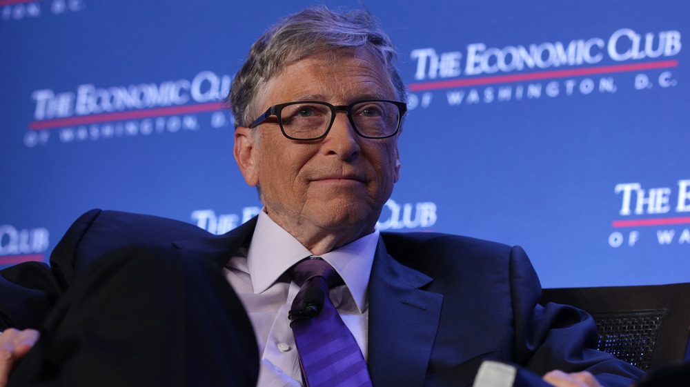 Bill Gates seduto su una sedia