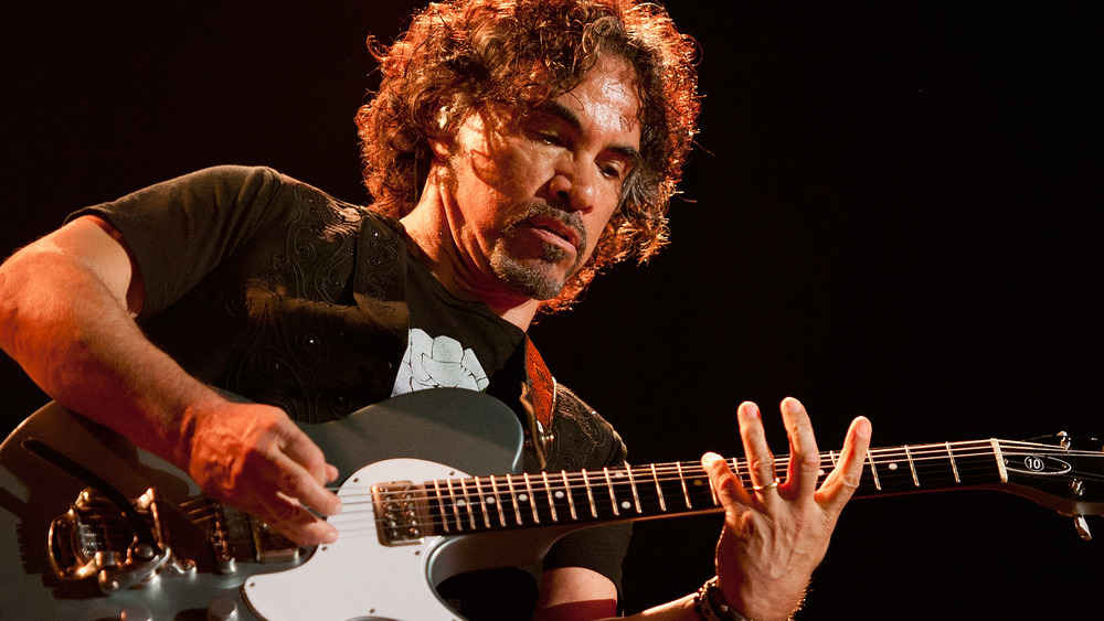 John Oates a suonare la chitarra