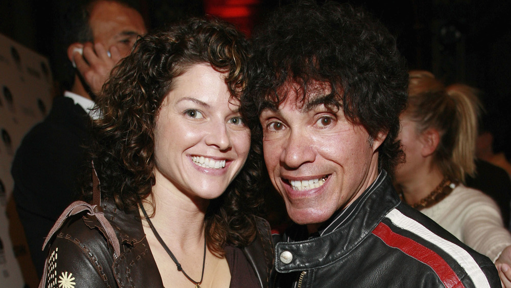 Aimee e John Oates sorridono 