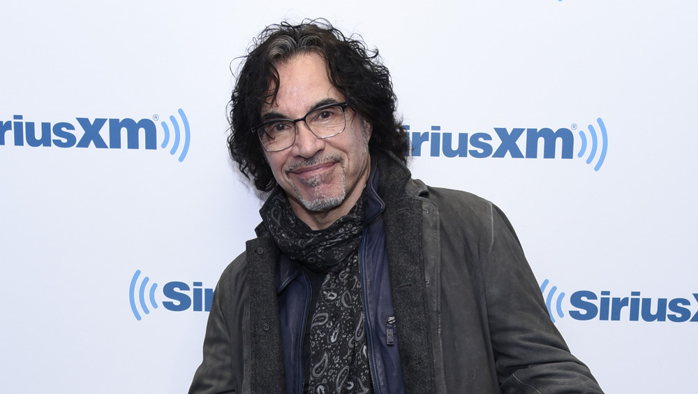 Il chitarrista di Hall & Oates John Oates sorride 