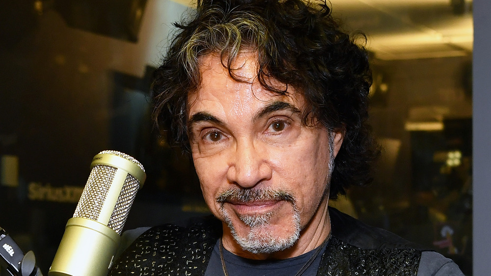 Il chitarrista di Hall & Oates John Oates sorride 