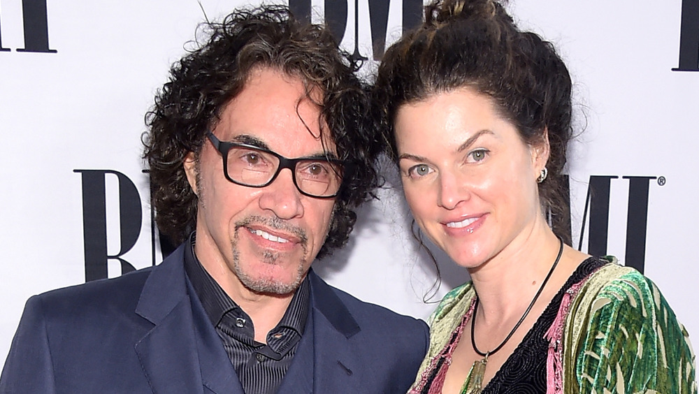 John Oates e Aimee Oates sorridono 