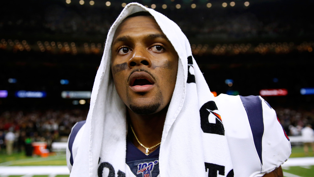 Deshaun Watson con la bocca aperta e l'asciugamano in testa dopo una partita