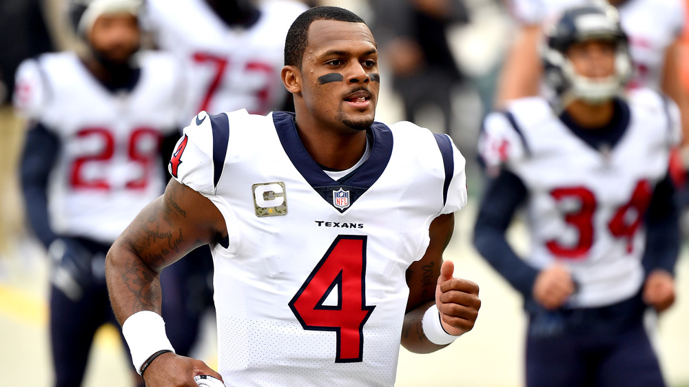 Deshaun Watson si sta riscaldando per interpretare i Cleveland Browns