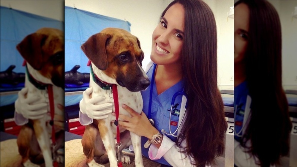 La dottoressa Jackie Duenas tiene in braccio un cane