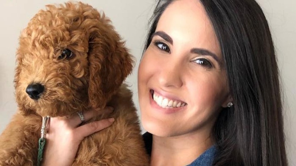 La dottoressa Jackie Duenas tiene in braccio un cane