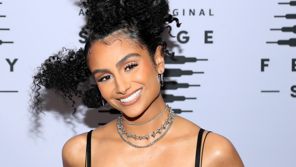 Nazanin Mandi capelli alla moda e sorridente