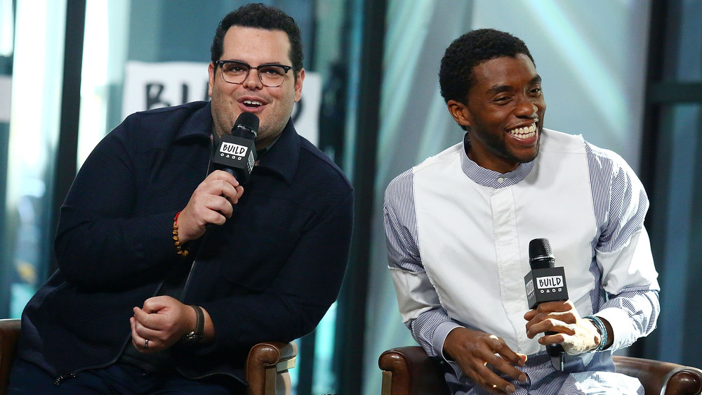 Josh Gad e Chadwick Boseman sorridono durante l'intervista