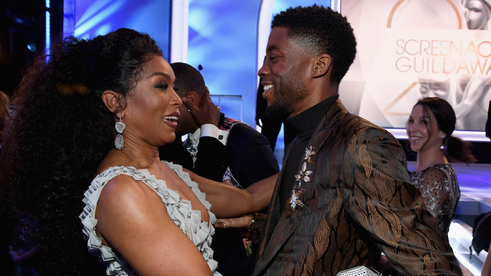 Angela Bassett e Chadwick Boseman sorridono e si abbracciano