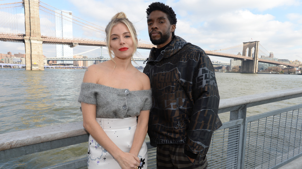 Sienna Miller e Chadwick Boseman davanti al ponte