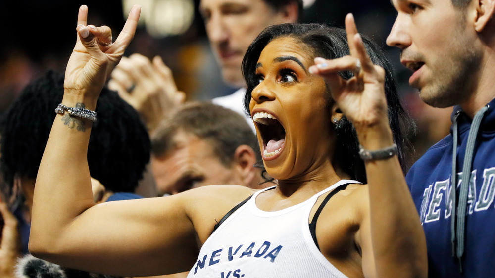 Danyelle Sargent applaude