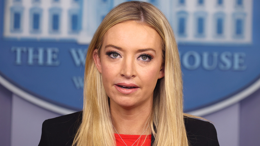 Kayleigh McEnany parlando a una conferenza stampa 