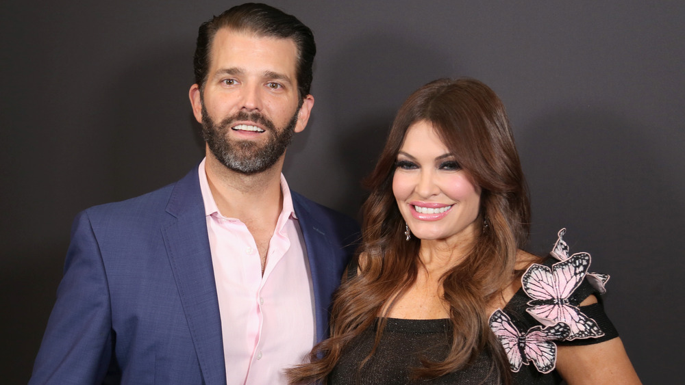 Donald Trump Jr. e Kimberly Guilfoyle sorridono 