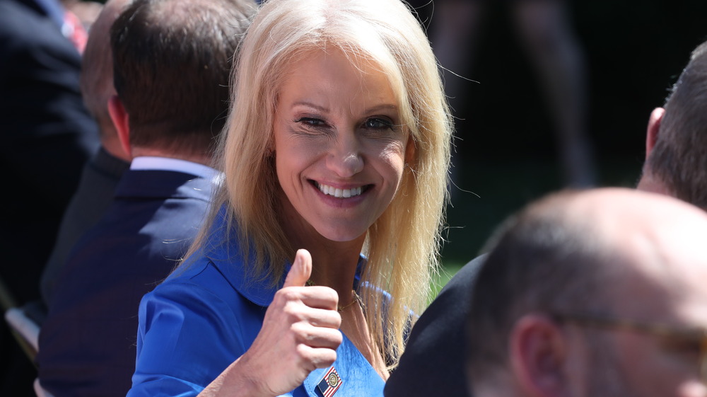 Kellyanne Conway fa l'occhiolino e fa il pollice in su