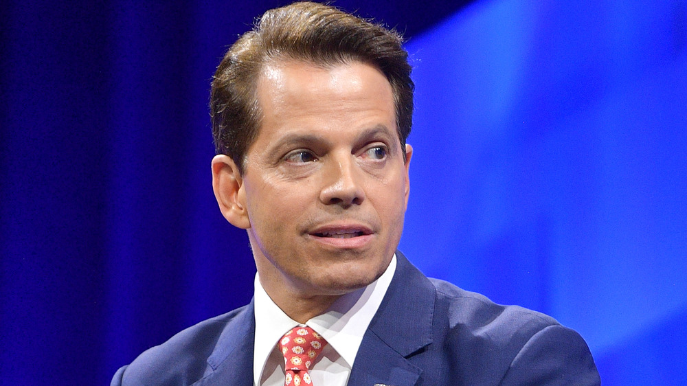 Anthony Scaramucci sorride e guarda di lato 