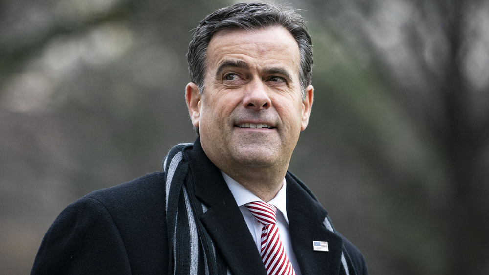 L'ex direttore dell'intelligence nazionale John Ratcliffe sorride 