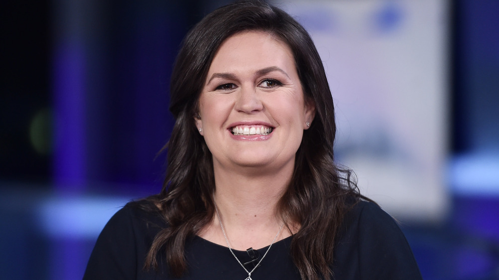 L'ex addetta stampa Sarah Huckabee Sanders sorride 