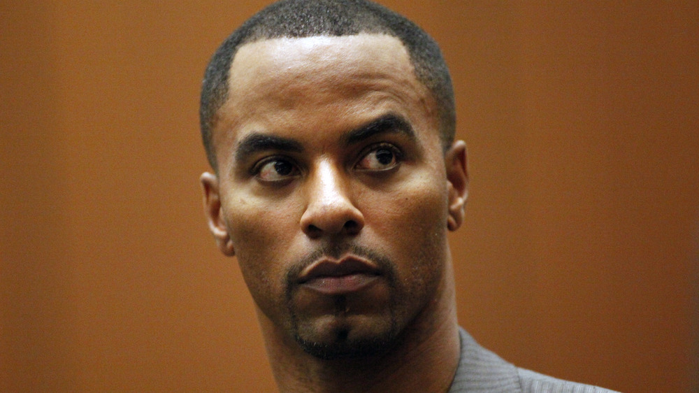 Darren Sharper indossa una giacca grigia