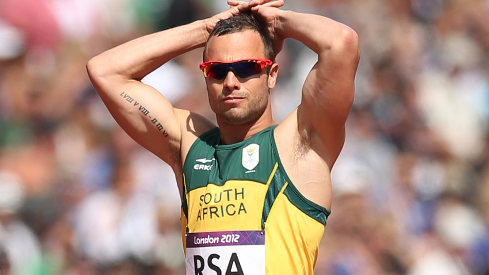 Oscar Pistorius poggia le mani sulla testa