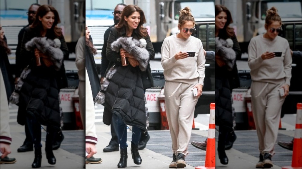 Lynda e Jennifer Lopez camminano