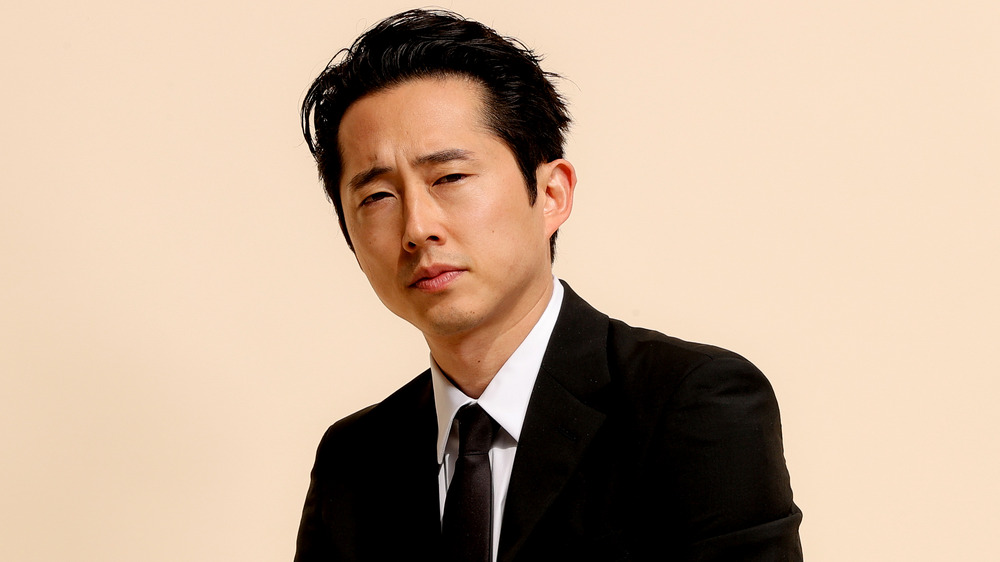 Steven Yeun aggrottando la fronte 