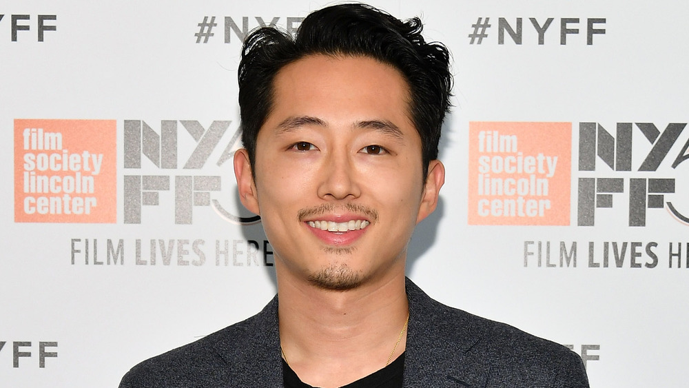 Steven Yeun sorride 