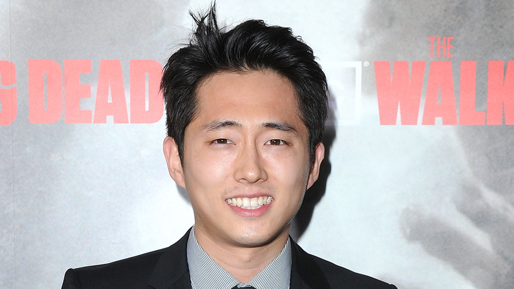 Steven Yeun sorride alla premiere di The Walking Dead