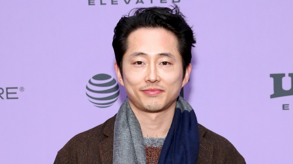 Steven Yeun sorride alla premiere di Minari